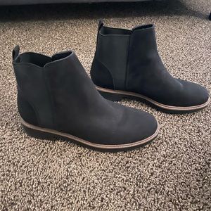 Women’s boots size 8.5
